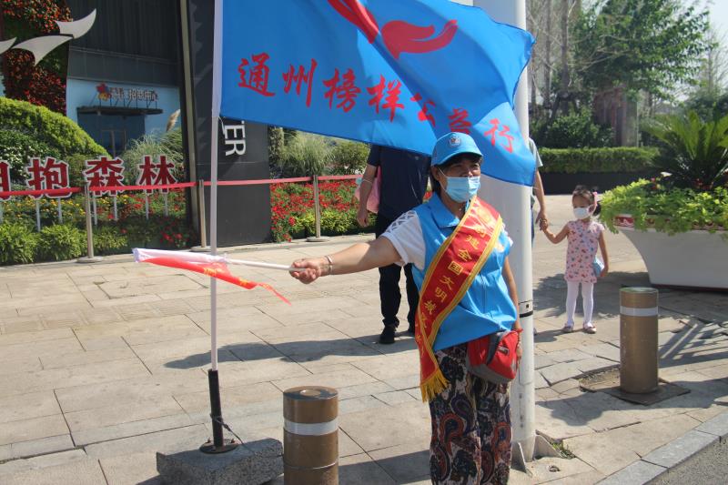 <strong>骚货，要男人玩玩你</strong>